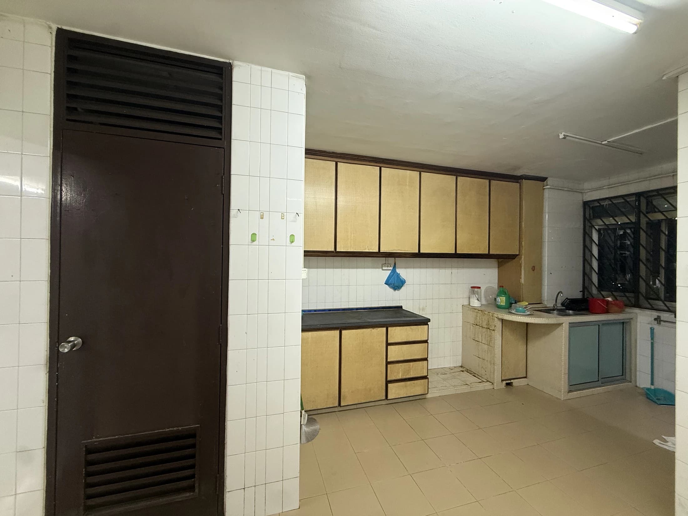 Original kitchen before renovation in the Yishun resale HDB